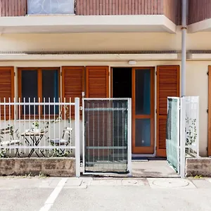 Open The Classic Wooden Shutters At A Cozy Nest Apartamento Florencia